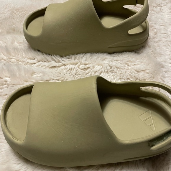 Kids Yeezys - Picture 8 of 9